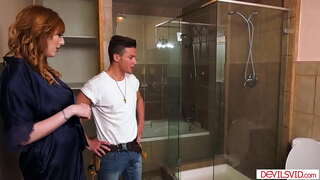 Busty bhean chéile cuckolds fear céile ag sucking agus fucking pluiméir