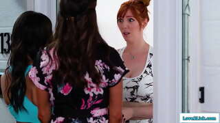 Belle-mère et belle-fille d&#039;aller affronter un tyran et une plantureuse rousse demande pardon offrant em un 3some.Elle facesits la brune que shes léché