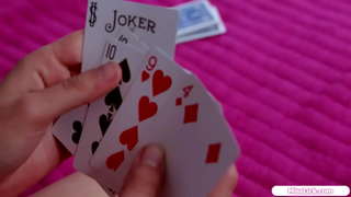 Kleine Titten Blondine hat eine echte hottie in Ihrem Schlafzimmer.Sie küssen und saugen Titten, bevor Sie leckt Ihre rasierte Muschi.Sie facerides petite babe in einem 69er