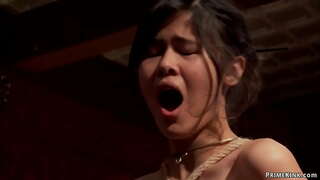 Bonic tot natural esclaus Mandy Musa i Kendall estan obligats i corporal castigat després anal gran polla follar per John Forta en un dinar de festa a la Planta Superior