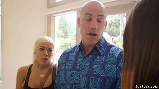 Мачеха-блондинка белән зур сиськами Ай Стар трахается бу анал үзенең яңа парнем Дерриком Пирсом, аннары бәйли үз молоденькую готичку Ави Лав һәм трахает аның воском.