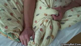 Emakume zaharrak liluratu gazte lasaia