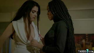 Velký boobed lesbičky šéf splněny její černý zaměstnance