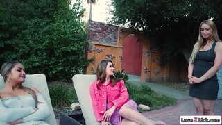 Brunette babe galdetzen berri busty stepmom itzuli bere beste iruzurra stepmom.Dute musu eta zuen licks du tatuaturik milfs oinak, eta, ondoren, bere facesits