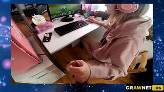Webcam gamer neska talde handjob laguntzeko bere mutil-laguna, berriz, jolasten joko LOL