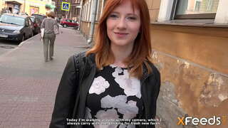 Красотка ясый, аңа минет, һәм алар белән шөгыльләнә, секс на диване буенча-собачьи һәм башка позах торган мәҗбүр итә торган миловидную кызны стонать