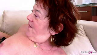 EXTREM ZAHARRA REDHEAD HELDUA HARRAPATZEKO MASTURBATZEN ETA LILURATUKO SEXU YOUNG GUY ARABERA