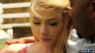 Сексуалды қыз құмарлықпен өзінің кискасын мастурбациялайды