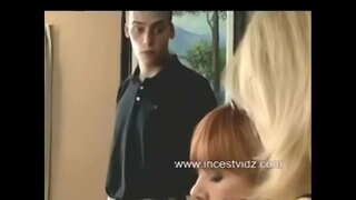 мачеха ва пасынок навещают доминирующую сводную тетю дар он Рӯзи таваллуд