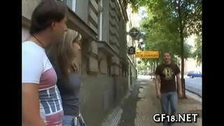 Lada sėdi ir žiūri