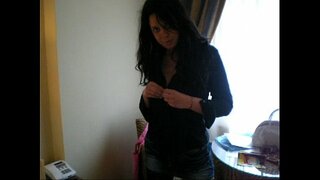 Italiano amatorial Lilly strip e se masturba