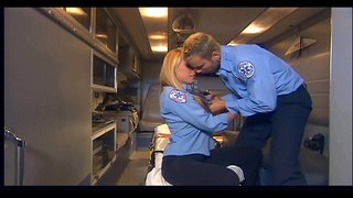 Prsat blondína v prdeli v čiernej stehná vysoké pančuchy