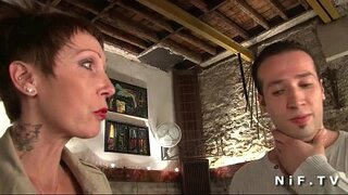 Մեծ сиськастая եւ փոքրիկ երգիչներ &quot; երգչախումբը լավագույններից հասուն ֆրանսուհին ստանում է իր պիրկ էշի մուրճով