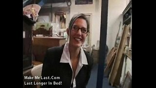 Sexy qoramag&#039;iz uy bekasi uning ish joyida shagged oladi