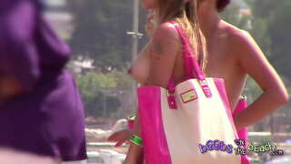 ���ੇ ਸੋਹਣੀ ਕੁੜੀ ਕਰੀਏ ਥੱਲੇ ਤੁਰ ਬੀਚ typsy &amp;amp; topless ਇਕੱਠੇ