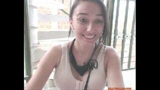 Tattooed exhibitionist masturbating በግራ መጠቀም balcony