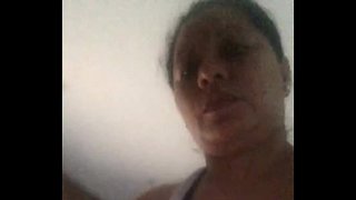 Maszturbál a kamera előtt