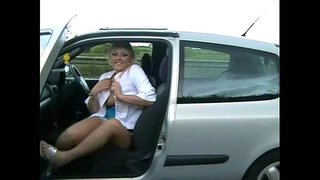 Busty ស្ម័ភ្លឺស្វានៅក្នុងសាធារណៈ