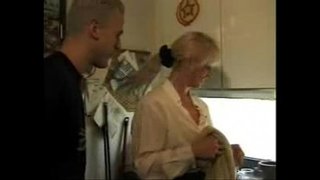 XXX&amp;quot;Hausgemachte&amp;quot; deutscher video Hot mom braucht Sohn und seine friendXXX