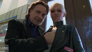 Vivian Schmitt düşüyor, paparazziler kurbanlara .....