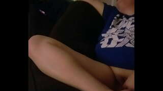 ���ามีของบันทึกของภรรยาลังเล่นในขณะที่เธออยู่ในห้อง