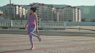 Ачык леггинсы менен верблюжьим носком жана ачык майка