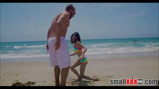 Яшь Һәм Миниатюрная Крошечная Кыз Ясмин Грей Растягивает Маленькую Киску Зур Әгъзасы Егетне Белән Пляж