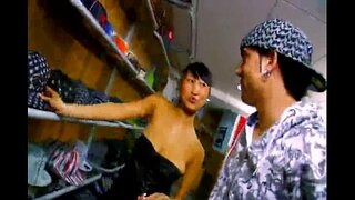 ���ერონ ლი is a ესპანელი თავის მაღაზიაში