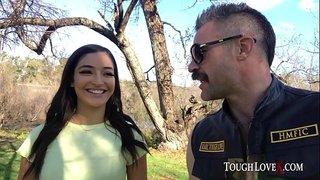 Petit brineta slatkišu sjeban od strane veliki kurac više puta