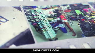 Една млада блондинка работи нощна смяна в магазина.Офицер я арестува за кражба на доклади за сутрешната смяна, и тя признава, че го е направил 1 или 2 пъти.Офицер изважда своя член и позволява тя да го погълне.В отговор той ближе и чука си путка.