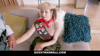 Exxxtra Small - Daphne-gefickt riesigen Schwanz