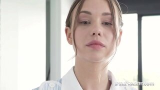 Slutty Hizmetçi Taylor Sands, sert horozlarını emdikten sonra mükemmel kedi ve ağrıyan göt deliğinde 2 sert horozu ağırlamak için sıcak poposunu havaya sokar! Ödeme mi? 2 sıcak yüz bakımı! Tam Film Private.com!