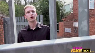 خاتون جعلی ٹیکسی brunette پکڑا اس بلی کے ساتھ کھیل کی طرف سے آدمی اگلے دروازے