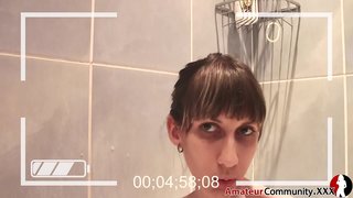 ���ැත යොවුන් වැහෙන, නාන කාමරය වෙත ඇඟිල්ල ඇය