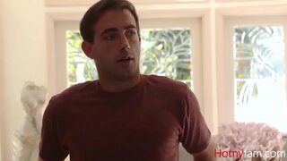 MILFフィードの彼女の滑りをStepnephew