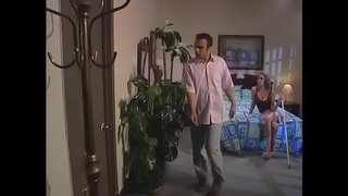 Čalis izdrāž ir garkājains blondīne suns stājā, kamēr viņa draugi izskatītos blakus istabā