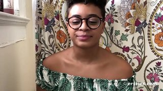 Abanoz bebek gets kapalı üzerinde the kanepe