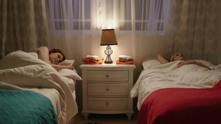 ���ெஸ்பியன் மென்மையான வேடிக்கை இடையே ஒரு முதிர்ந்த மற்றும் ஒரு பொன்னிற குஞ்சு