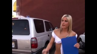 Genç bebek alır sert çük içinde ona ıslak tıraş twat