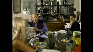 Ναύτης stud παίρνει το σκληρό εργαλείο που αναρροφάται από πανέμορφη ξανθιά Χάνα