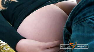 Консервативті көрінетін ханым Клаудия Свеа оған өзінің ішкі шлюхасын көрсетіп, көпшілік алдында жүреді (толық көрініс)! ▁▃▅▆ Қасқыр Вагнер күні ▆▅▃▁ қасқыр Вагнер.