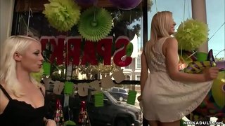 Blonde lezdom Lorelei Lee zappeurs clitoris pour soumise blonde babe Zoey Monroe, alors qu&#039;elle est menotté et enchaîné, puis M. Pete anal baise en public Bday boutique