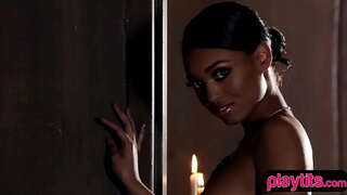 Sportif siyah babe şehvetli striptiz oturumu