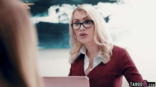 Adolescente hijastras tenido algunos problemas en el trabajo con su jefe MILF