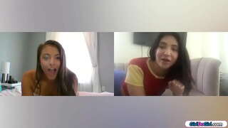 Coed gfs decidem usar seus brinquedos durante uma chamada de vídeo.O babe busty anal plugues sua bunda, enquanto os seios pequenos morena define sua bunda em um brinquedo