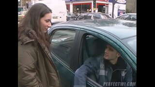 بڑی کتیا گڑبڑ ہو جاتا ہے کے دو لڑکوں کی طرف سے لیا ہے ایک سٹاپ