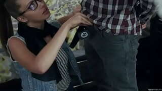 Hipster teen sucks eta oilarra fucks