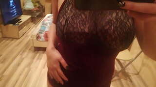 Gwneud stip dawns o flaen y drych yn dangos tethau